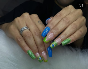 Alongamento com Nail Art Temática e Glitter