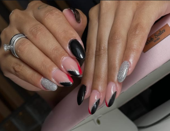 Alongamento em Gel Amendoado com Glitter e Detalhes Elegantes